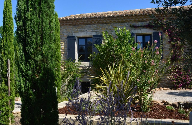 El corazón de la Provenza provenzal granja y huerto de olivos.