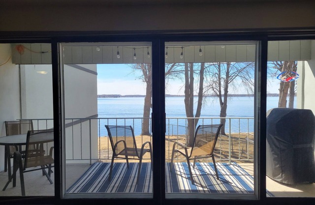 Cozy 2-bedroom condo on the lake with WiFi, AC in charming Detroit Lakes