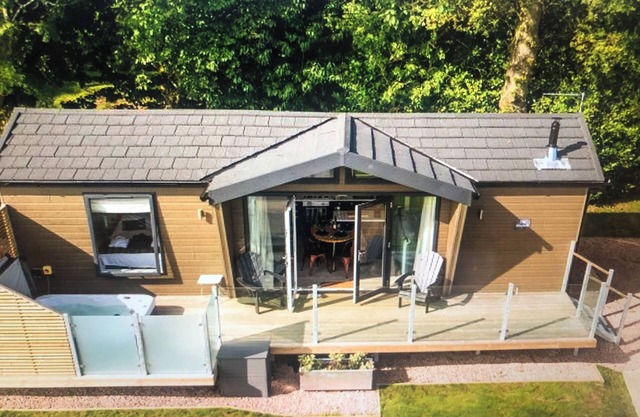The Heather Lodge. Cosy lodge with log burner and hot tub. Pet Friendly!
