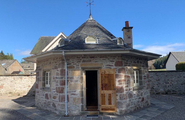 THE HEN HOUSE, pet friendly, luxury holiday cottage in Kiltarlity