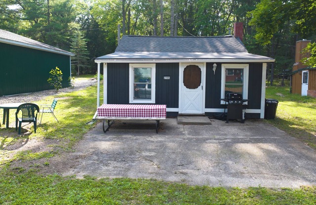 The Henry Lodge: Relaxing Up North retreat close to ORV trails, lake, and bar.