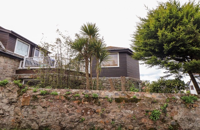 THE HEXAGON HOUSE, pet friendly, with hot tub in Goldsithney