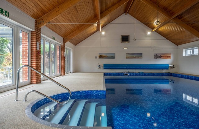 Un agujero perno perfecto para dos con una fabulosa piscina cubierta climatizada disponible para utilizar durante todo el año.