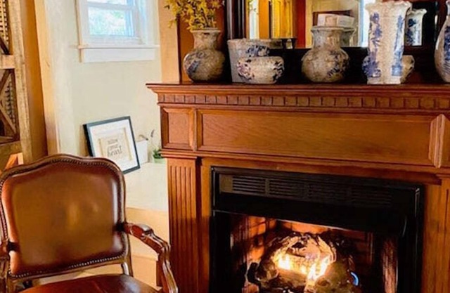 The Hidden Pink French Cottage by the creek, hot tub, a short walk to Phoenicia
