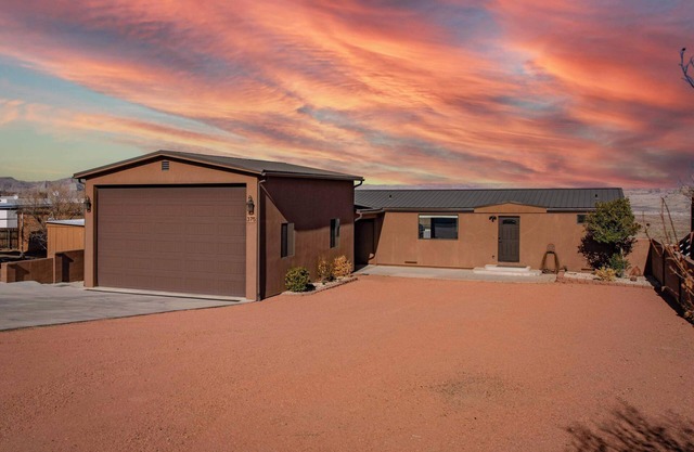 [The Hideaway] 50 Mile Views, Sleeps 8, Big Garage