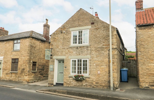 THE HIDEAWAY, family friendly, with hot tub in Snainton