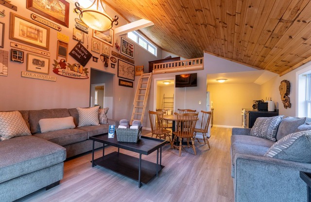 The Hideaway, lake views & access sleeps 8 Now featuring AC Wi-FI and TV