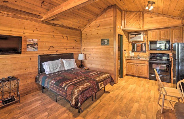 'The Hideaway Log Cabin' w/ On-Site Dining