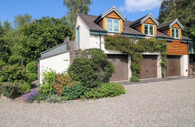 THE HIDEAWAY, pet friendly, character holiday cottage in Longden
