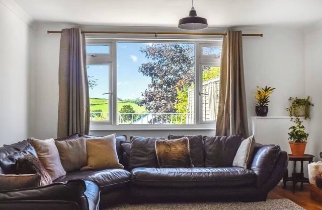 The Hideaway - Spacious 3 Bedroom Apartment