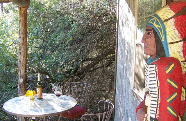 The Hideout es una pequeña casa / cabaña pintoresca y acogedora en Round Mountain Ranch