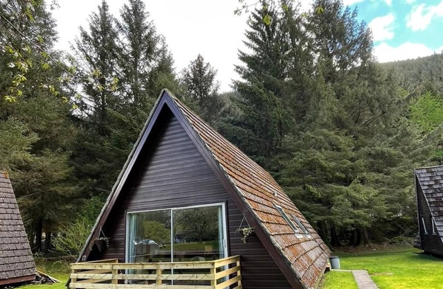 The Highland Adventure Lodge - sleeps 7 guests in 3 bedrooms