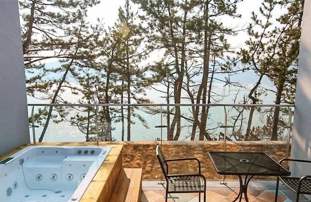 The Hill Pool Villa Pension