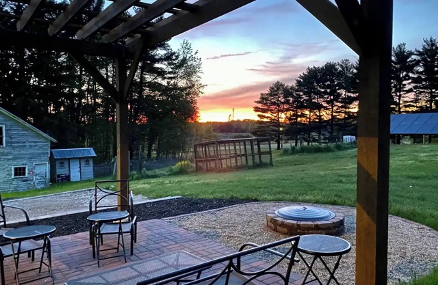The Hilltop Hideaway - 4 acres, hot tub, sunsets, near Warren Dunes & Weko Beach