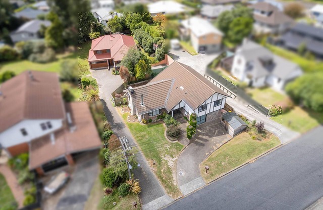 The Hiltons | Two Houses, One Site with Spa Pools