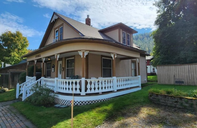 The Historic Millhouse - Cozy 4-Bedroom Ski Cabin with Hot Tub in Kellogg!