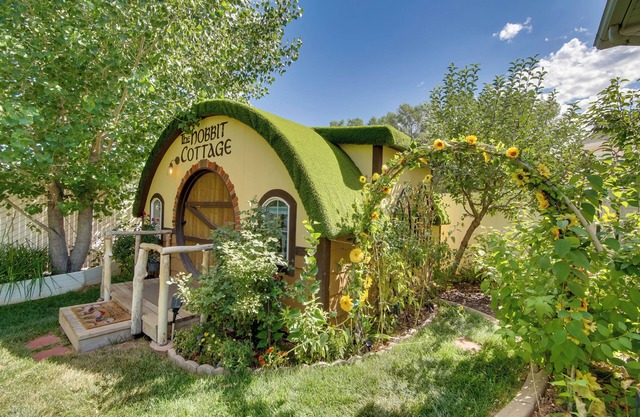 'The Hobbit Cottage' in Cedar City: Unique Getaway
