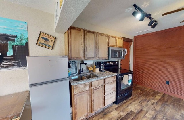 The Hobo Hideaway B: Pet Friendly & Just Off the Neosho Square!