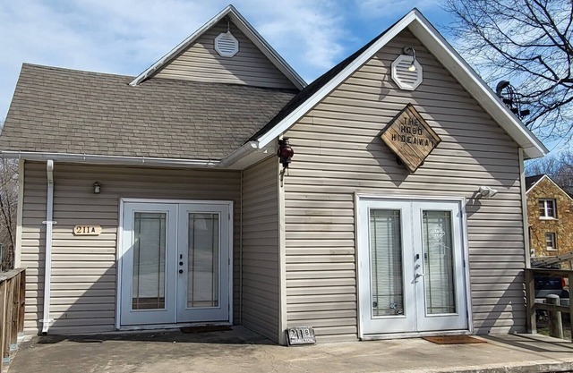 The Hobo Hideaway Unit A: Pet Friendly & Just Off the Neosho Square!