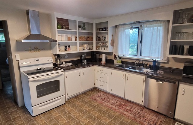 The Homestead - modern beauty, spacious, private, super clean!
