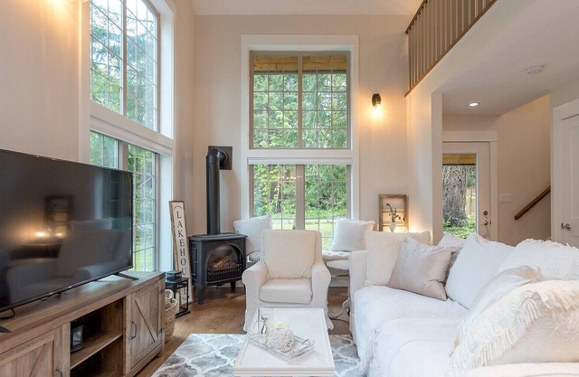 *The Honeymoon Bay Hideaway* - Luxurious Cottage steps from Cowichan Lake