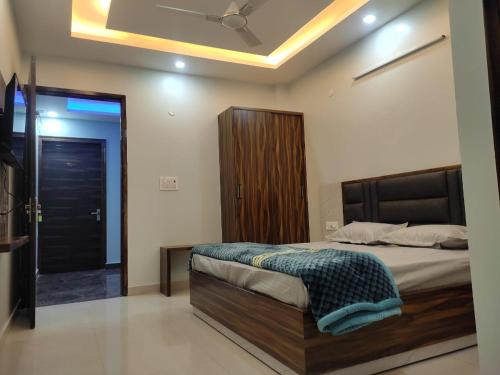 The Hotel Super 7