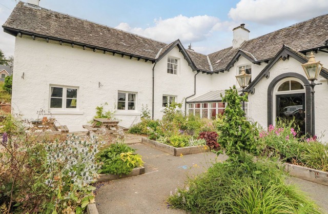 THE HOUSE AT BRIDGE OF LOCHAY, pet friendly, with hot tub in Killin