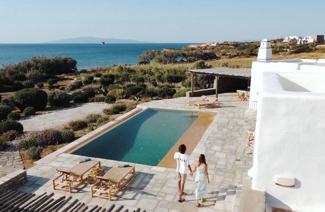 Villa de lujo de 350m2, frente al mar, con dos piscinas.