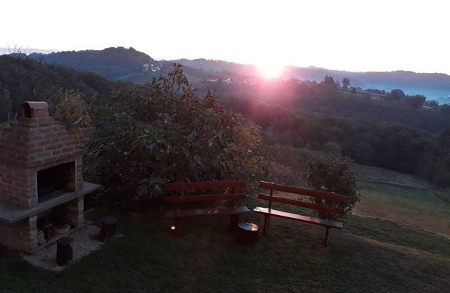 La casa con 3 dormitorios y una gran terraza con vistas a las colinas del vino.