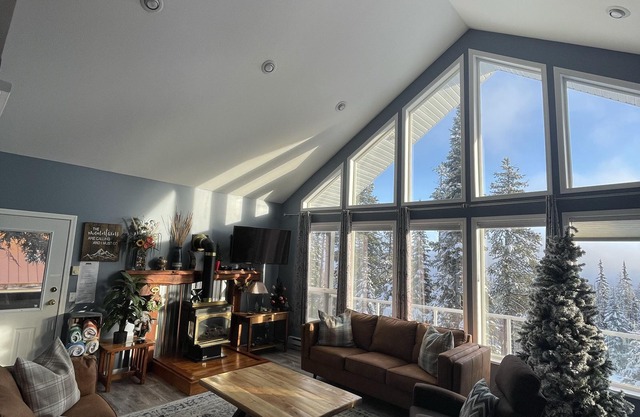 El "Howling Wolf" es un acogedor chalet de esquí con jacuzzi privado en la cubierta. Ski in / out.