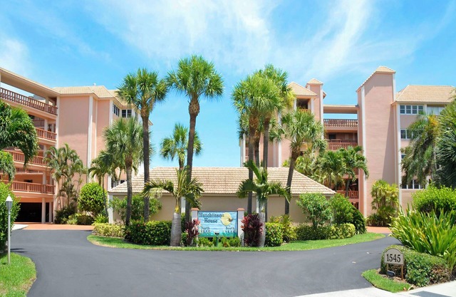 Hutchinson House N-302 / Oceanside Condominium Community