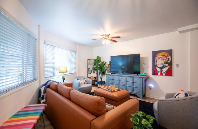 The Hutt, 2BR Chic Condo by Velvet Ditch Villas