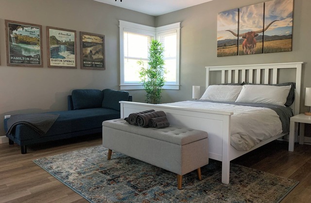 The Hyde Park Hideaway -- Centrally-Located, Cozy Guesthouse -- Explore ATX!