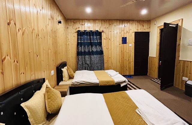 The Iceland Hotel Srinagar
