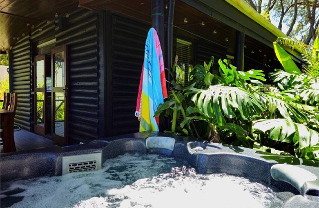 The Iconic Log Cabin By the Sea- Pets welcome! Spa! Pool Table/Ping Pong!