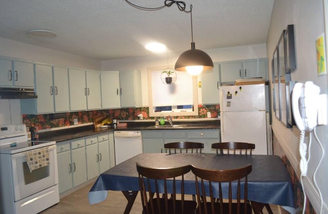 The ideal family retreat, 6 minute walk from the beach!
