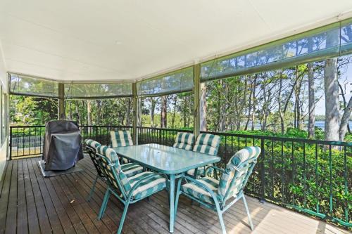 The Ideal Spot- Pet Friendly Waterfront with Retro Styling