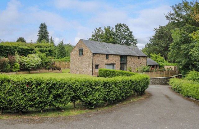 THE IVY BARN, family friendly, character holiday cottage in Govilon