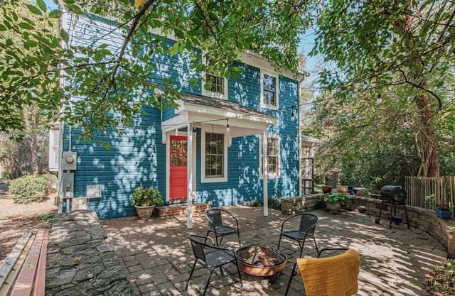 The Ivy Cottage. Downtown, Historic Charm, allows dogs!