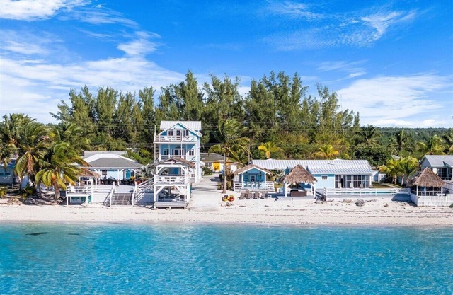 The Jolly Roger: 2-bedroom beachfront home-sleeps 6-Casuarina Point w/ pool