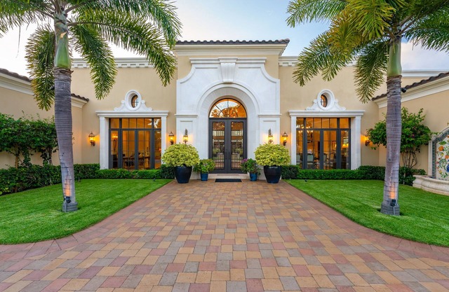 The Kahala Mansion: Luxury Home w/ Pool, Golf Stimulator, AC & Beach Access