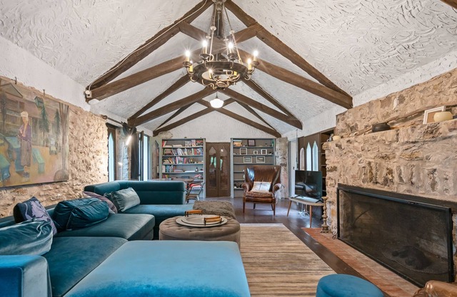The Kimble Estate: Waterfront-History-Extra Special
