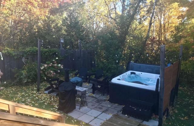 The King's Hideaway/hot tub/18 min.away to F’ton shops&rest/golf Mactaquac Park