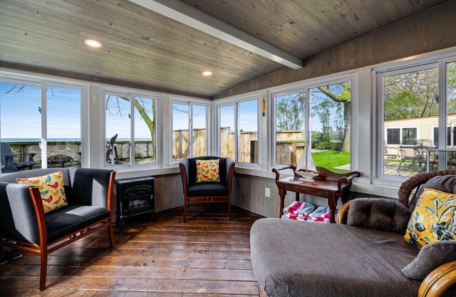 The KingFisher Lakehouse: Your Lakeside Haven
