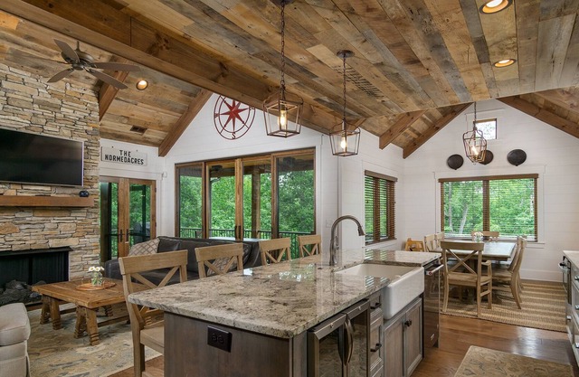 The Kingfisher | Pet Friendly, Lakefront Luxury, Private Beach