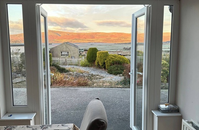 THE KNOLL, family friendly, with a garden in Kirkby-In-Furness