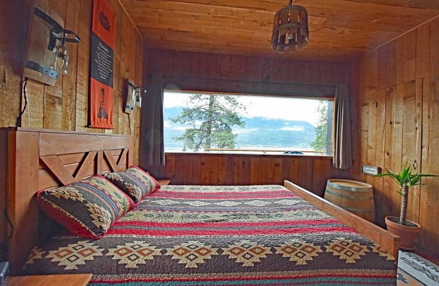 The Kootenay Vacation Sensation! Views, lake, hiking, caves, skiing & more!