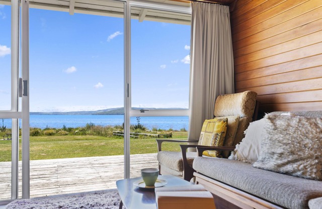 THE LAKE BACH - NGONGOTAHA LAKEFRONT HOLIDAY HOME in Ngongotaha