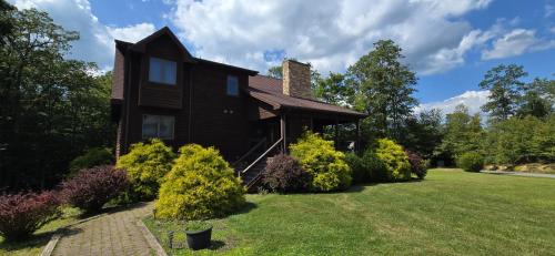The Lake House- 5 bedroom in quiet area with hot tub and pool table