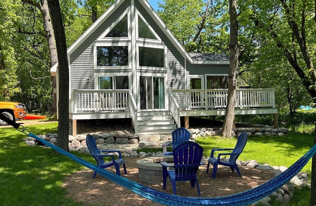 The Lake House, just steps to the lake!